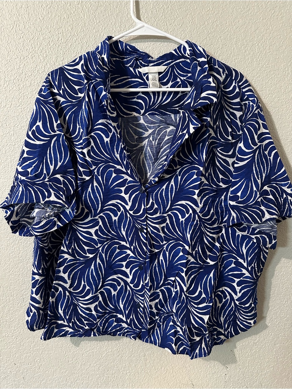 H&M Blue and White Leaf-Print Short Sleeve Button-Down Top